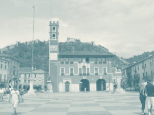 Die Piazza degli Scacchi in Marostica mit der Burg darüber