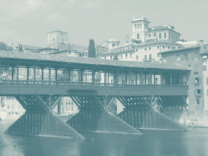 Die überdachte Holzbrücke über die Brenta in Bassano del Grappa