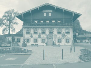 Bemalte Fassade eines Tiroler Gasthofs in Walchsee
