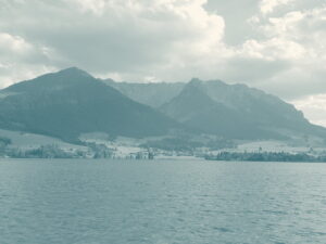 Der Walchsee im Kaiserwinkl mit dem Kaisergebirge
