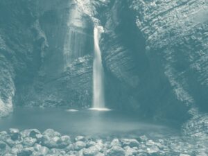 Der Kozjak-Wasserfall im Felsdom bei Kobarid