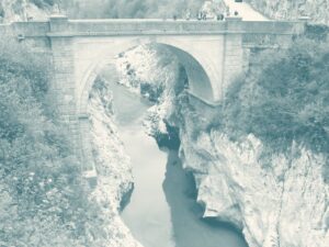 Steinbogenbrücke über die Soča bei Kobarid