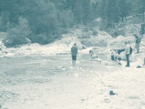 Menschen im flachen Wasser der Soča bei Kobarid